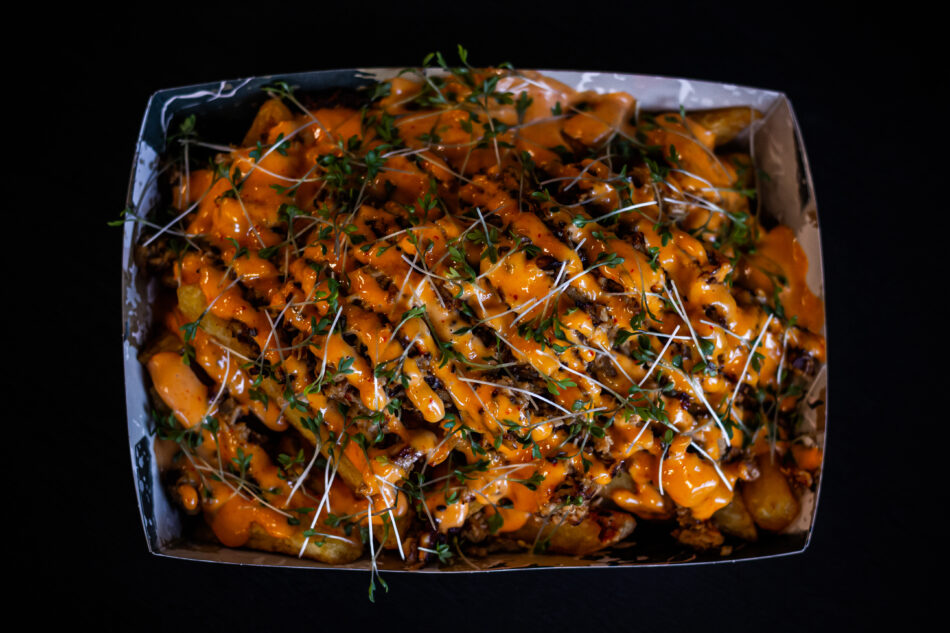 Nieuw op de kaart: Loaded fries pulled chicken